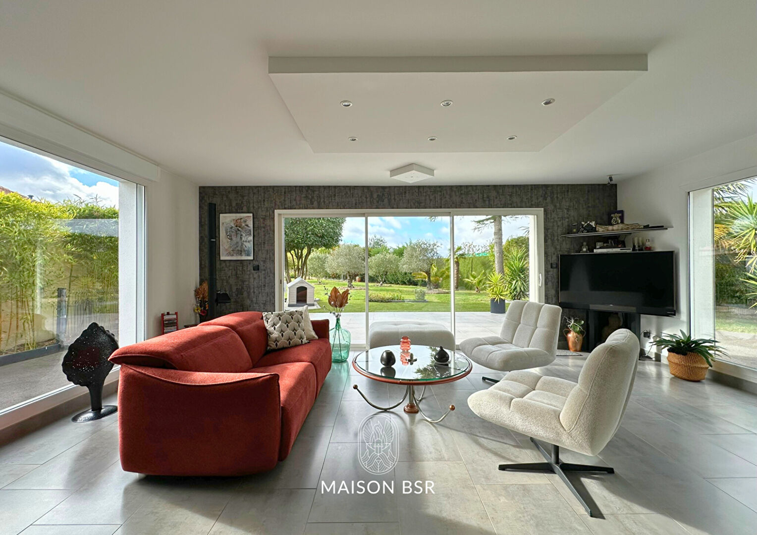 Coup de coeur! Maison de plain pied 117 m2 jardin Paysager de 1256 m2, jacuzzi et garages.