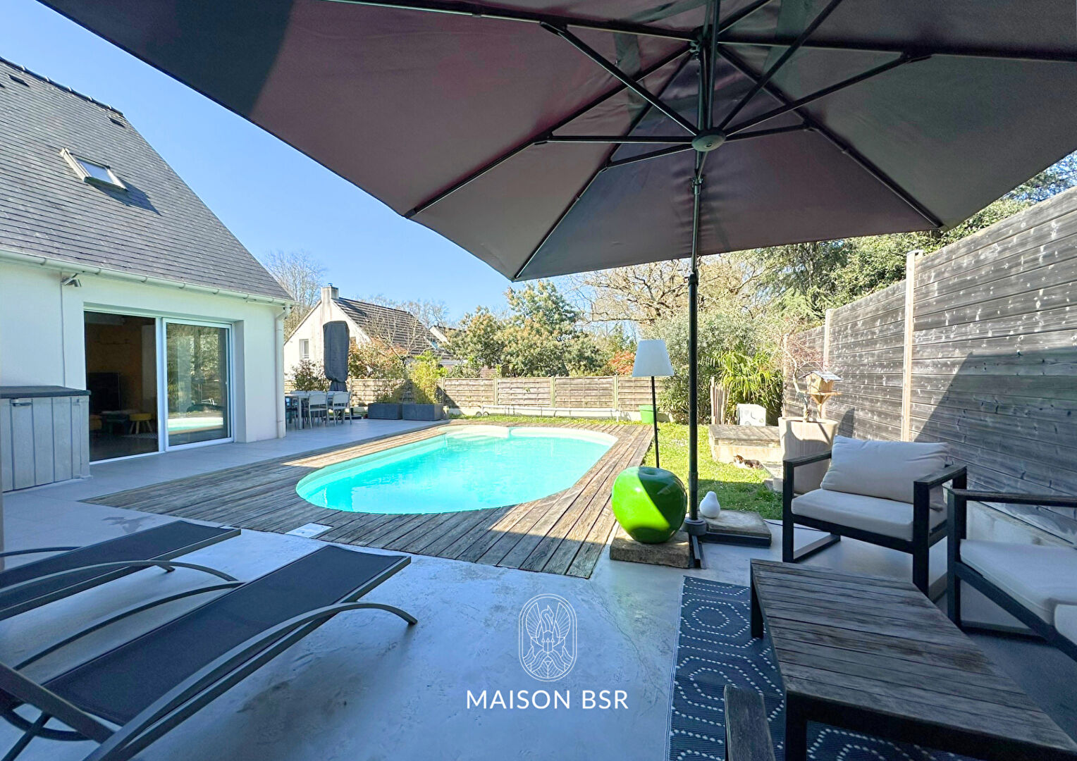 Maison familiale de 150 m2 avec extension- 4 chambres + 1 bureau, Jardin arboré, piscine et garage.