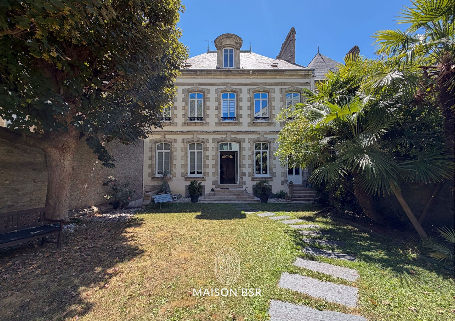 Rare hôtel particulier d&rsquo;exception avec piscine intérieure et dépendance