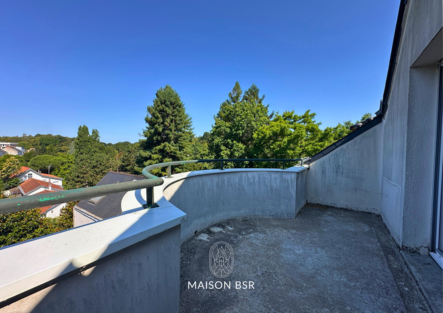 Duplex dernier étage avec balcon et vue dégagée